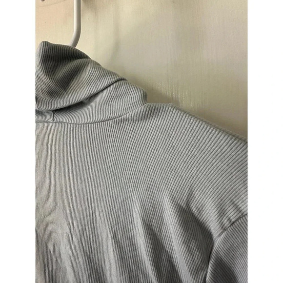 Old Navy Ultralite Women’s size x-small top - Picture 6 of 6